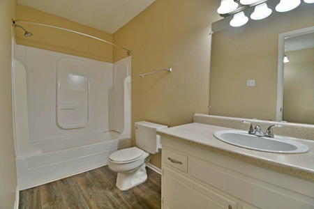 Hidden Pointe-interior1-Bath-0376-1200w